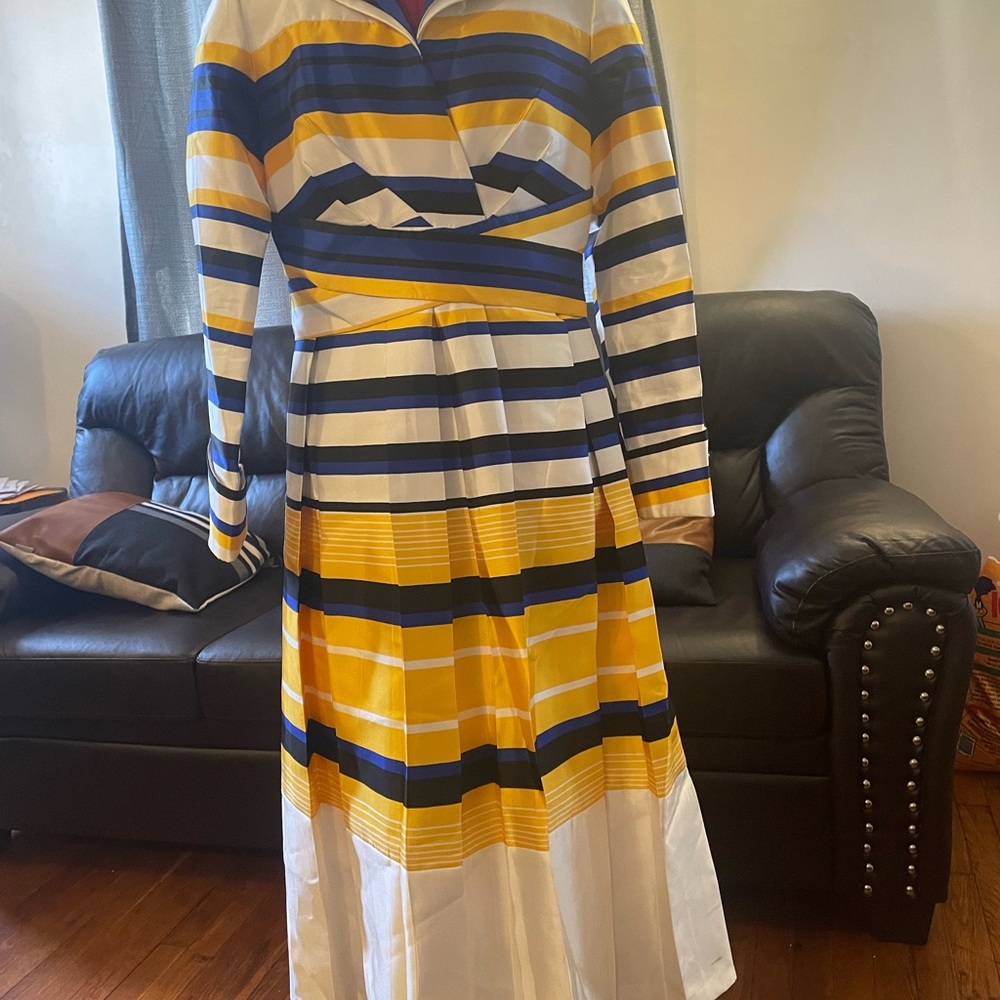 Beautiful, elegant dress is sure to be an attention stopper!